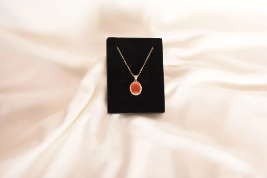 מלכות או טבעת / שרשרת כסף או ציפוי זהב ואבנים לפי הצבע