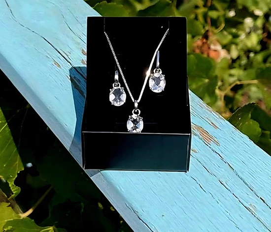 סט עגילים ושרשרת שושן